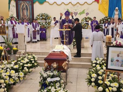 Feligreses despiden al sacerdote Bertoldo Pantaleón Estrada, quien fue asesinado en Mezcala