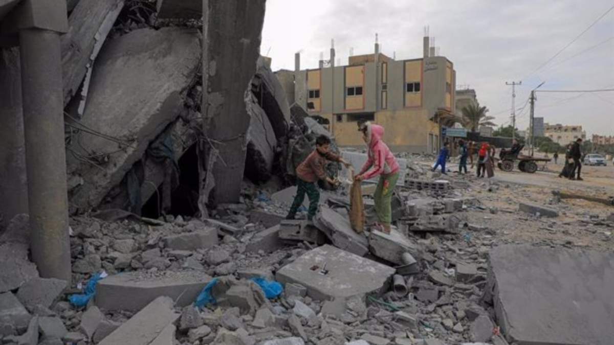 Niños palestinos entre las ruinas de un edificio bombardeado por el Ejército de Israel en la ciudad de Jan Yunis, en el sur de la Franja de Gaza