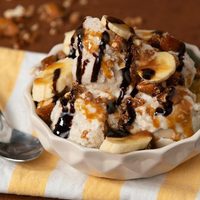 El helado está carísimo: hacé 1 kg de banana split con 5 ingredientes y chau calor
