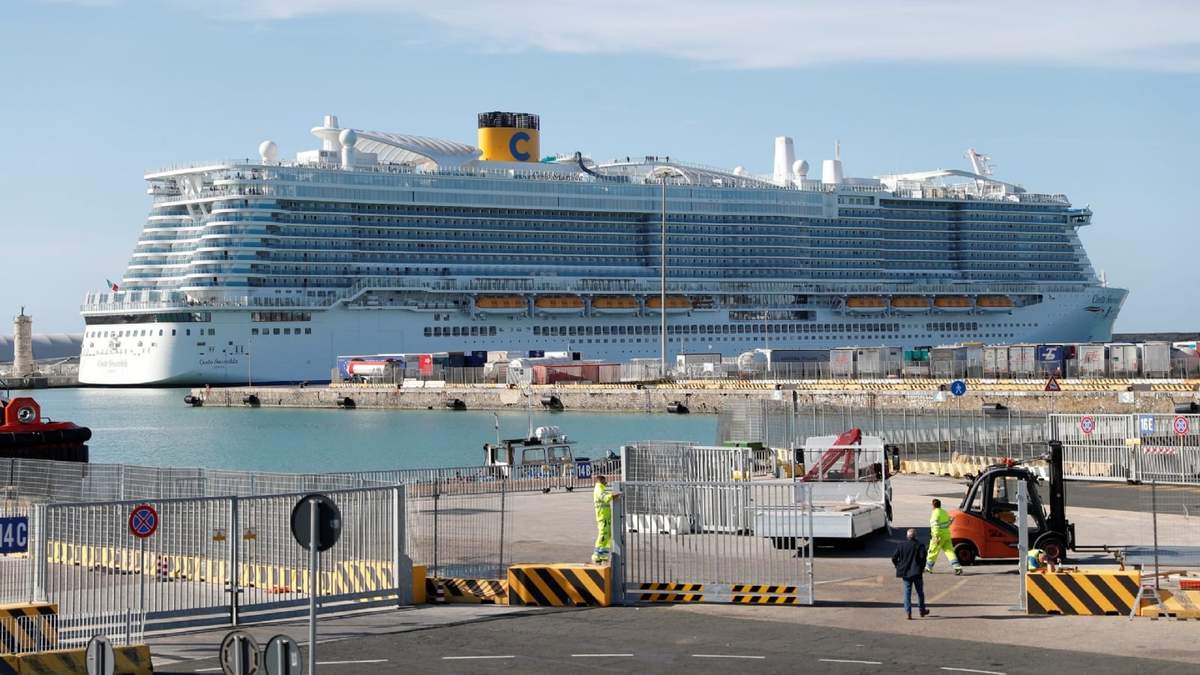 El crucero varado tiene a bordo más de 6.000 pasajeros, dos de ellos posibles infectados por coronavirus. Fuente: (Twitter)