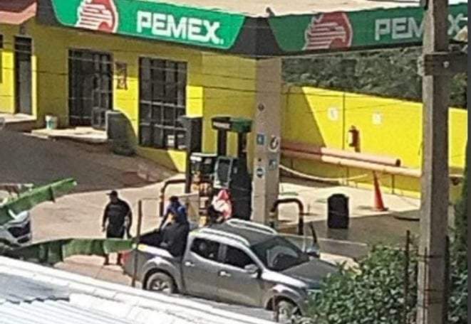 Los enfrentamientos armados incendian Chiapas. En la foto, civiles armados toman combustible para reanudar sus recorridos