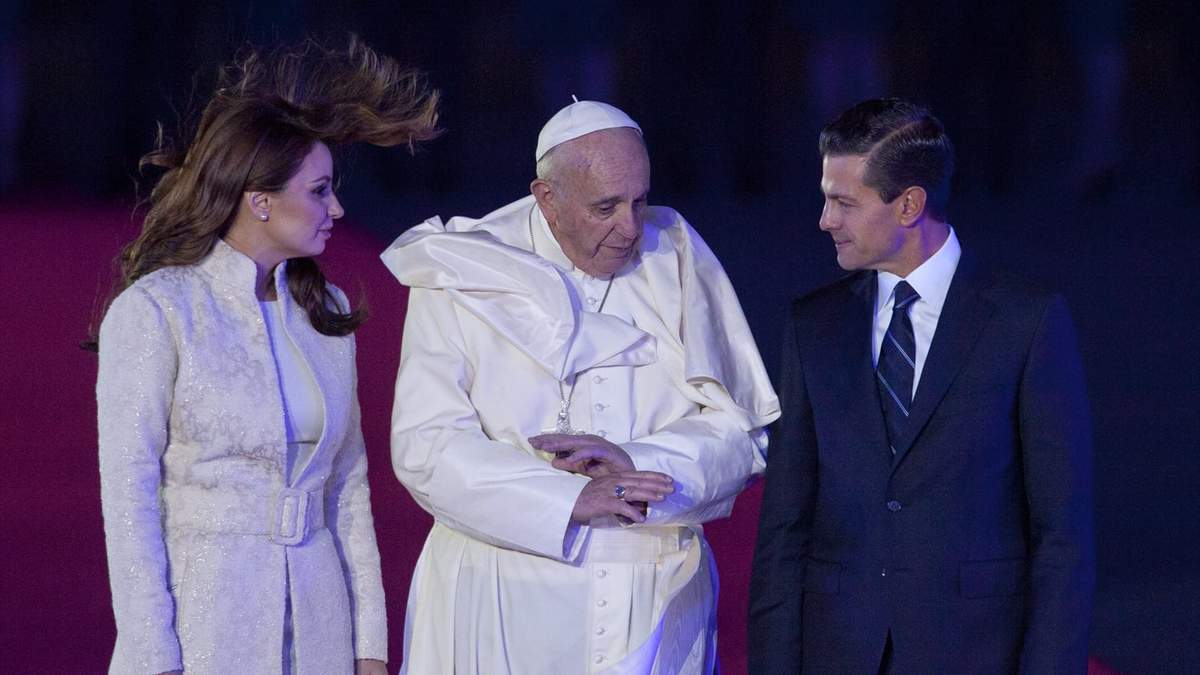 Angélica Rivera, el Papa Franscisco y el entonces presidente Enrique Peña Nieto durante la visita que realizó a México en 2016