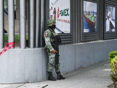 Sedena despliega operativo en Torre de Pemex por reporte de granada