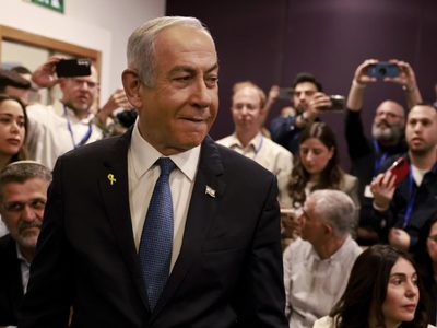Netanyahu declara por primera vez en su juicio, rechaza acusaciones