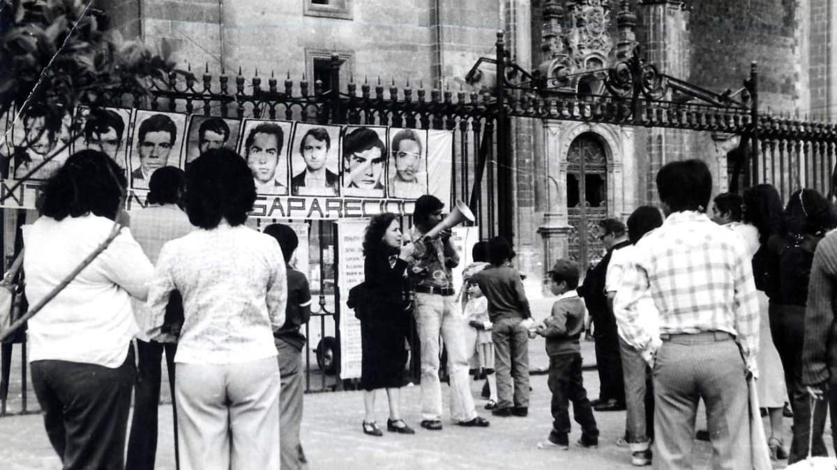 Rosario Ibarra de Piedra en una protesta realizada en 1977 frente a la Catedral por los presos políticos y desaparecidos.
