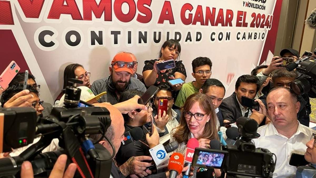 Yeidckol Polevnsky en el hotel donde se realizaron los registros