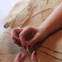 Si tenés retazos de tela arpillera, no los tires: creá estos divinos portacubiertos para tu mesa de Navidad