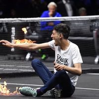 Previo al último partido de Federer, activista se prende fuego en un brazo durante la Laver Cup
