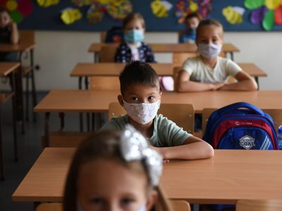 La pandemia se agrava y afecta más a los chicos: 320 millones de estudiantes sin clases presenciales