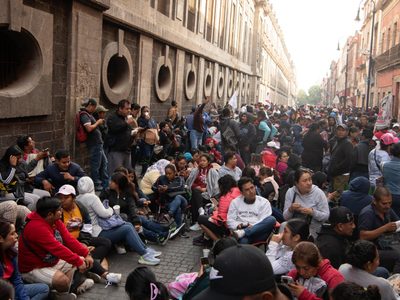 Maestros de la CNTE bloquean accesos a Palacio Nacional; mañanera de Sheinbaum va por redes
