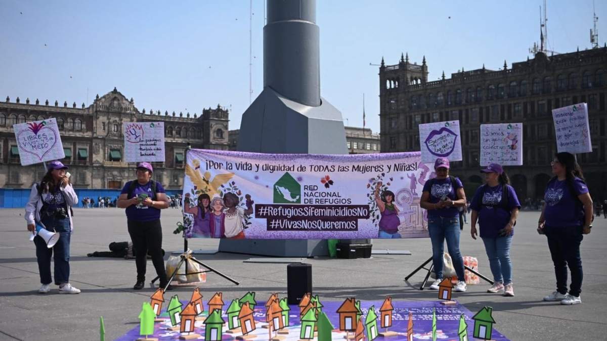Integrantes de la red nacional de refugios se manifestaron en el Zócalo