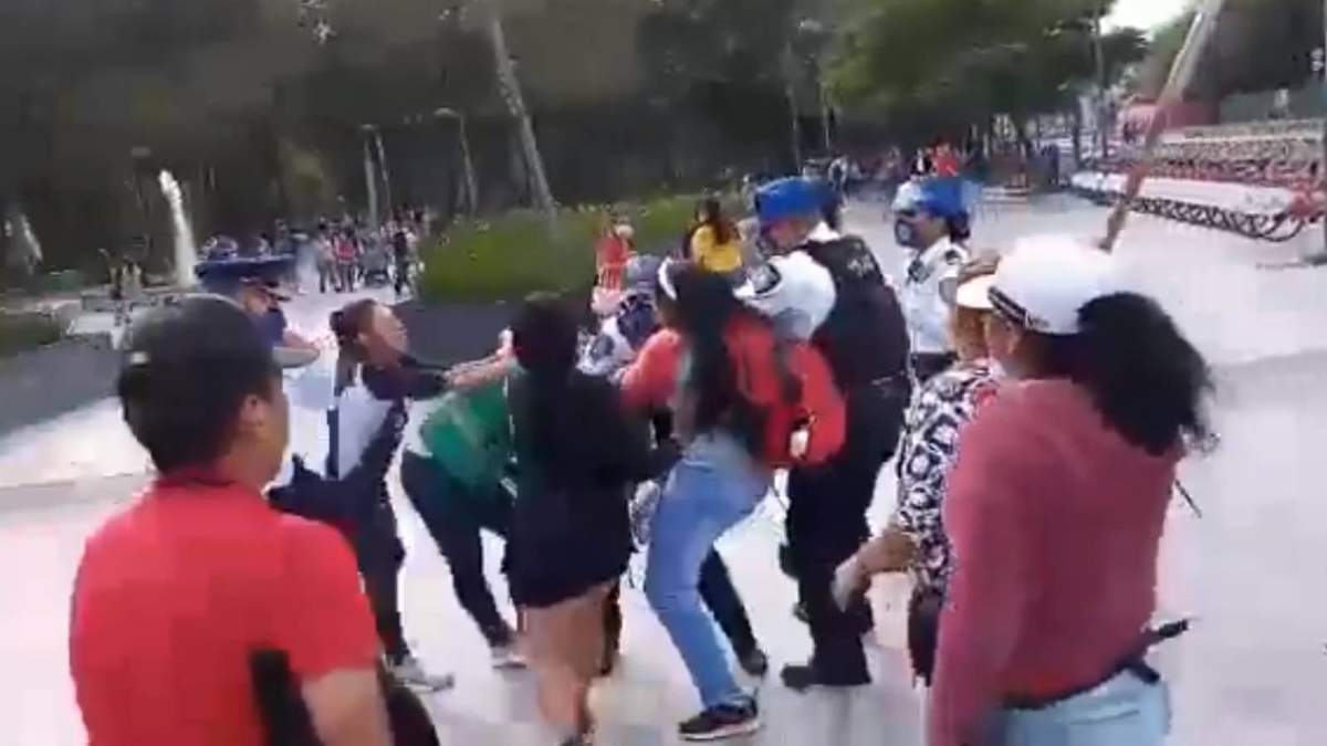 Las comerciantes golpearon a la funcionaria pese a la presencia de la policía
