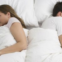 Qué significa que tu pareja te dé la espalda al dormir, según la psicología