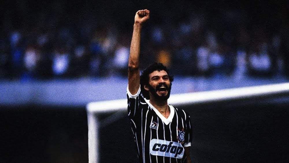 Sócrates, el futbolista brasileño que orquestó el futbol democrático