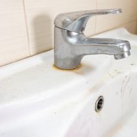 Con 3 cosas que seguro tenés en casa, eliminá las manchas de óxido de tu baño en solo minutos