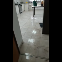 CPEM 34: reventó la cañería de agua caliente en el edificio recién entregado