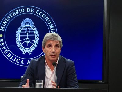 Luis Caputo habló sobre la negociación con el FMI y aseguró que el dólar no se va a disparar