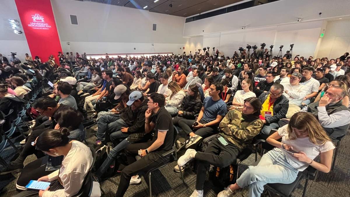 Estudiantes de la Ibero durante la presentación de Clara Brugada el pasado 20 de marzo