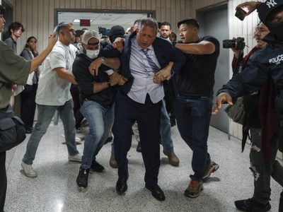 Contralor de Nueva York es arrestado frente a tribunal de inmigración