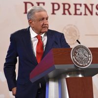 AMLO responde a viajes de lujo de familia de Luis Cresencio Sandoval: "¿Y qué, cuál es el problema?"