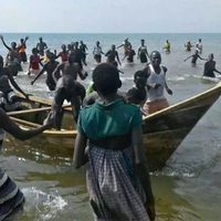 Se hunde barco que transportaba un equipo de futbol en Uganda