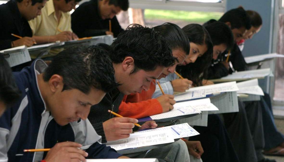 Personas presentan un examen de Ceneval