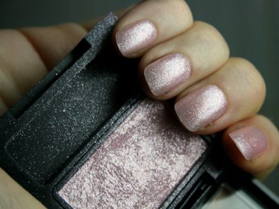 Nail Art: el diseño de manicura de moda que podés hacer vos en casa con un elemento que seguro tenés a mano