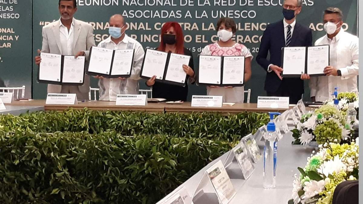 La firma de la declaratoria contra el acoso escolar y ciberacoso