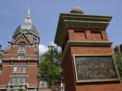 En esta Universidad, alumnos de medicina podrán estudiar gratis gracias a millonaria donación