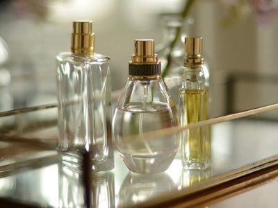 Transformá los frascos de perfume vacíos en estos adornos que harán a tu dormitorio más reconfortante