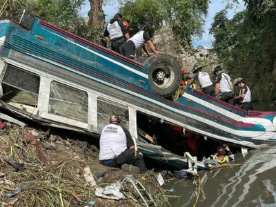 Un mexicano, entre las 54 víctimas fatales en accidente de autobús en Guatemala