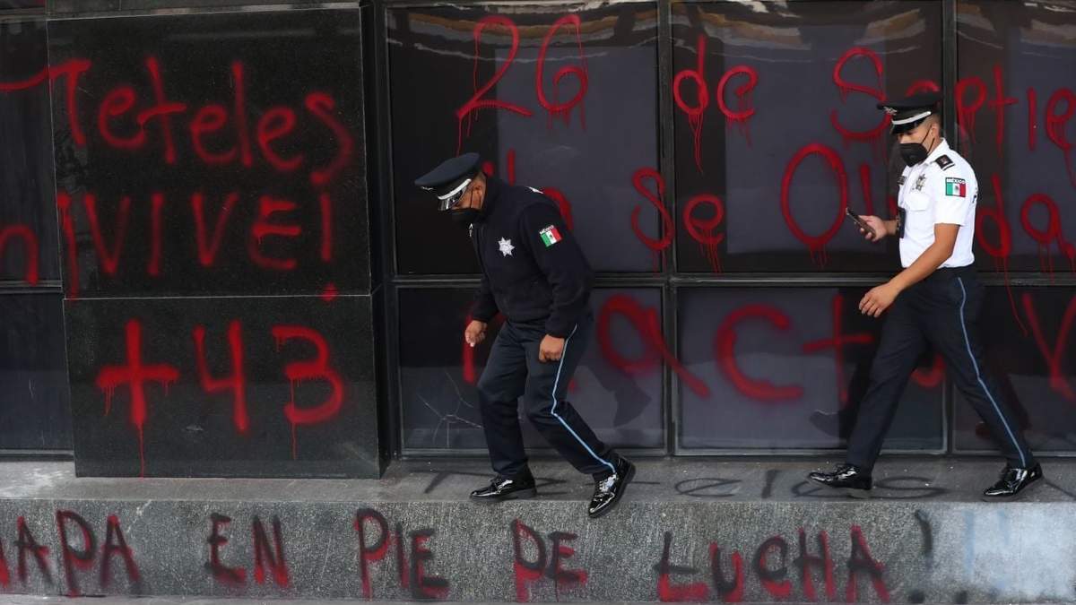 Pintas en la fachada de la FGR