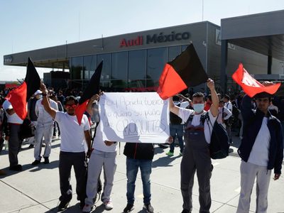 Trabajadores de Audi rechazan aumento de 7% y deciden continuar la huelga