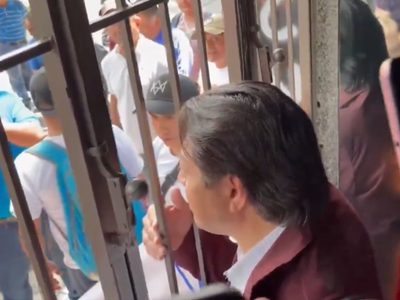 Maestros de la CNTE bloquean sede de Morena y encierran a Mario Delgado (Video)