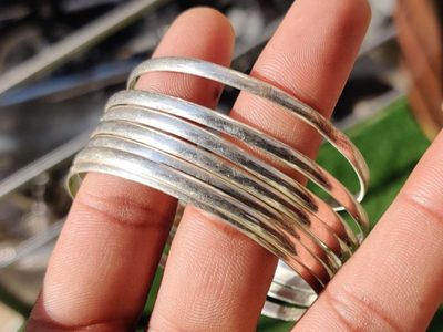 Si tenés pulseras viejas o rotas, no las tires: creá este portavelas que increíblemente queda fantástico en tu casa