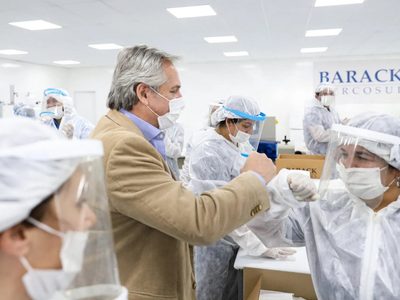 Fernández recorrió una empresa autopartista que fabrica barbijos