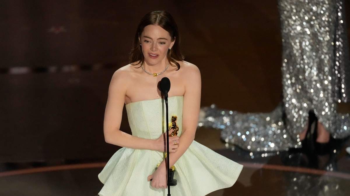 Emma Stone en el momento de aceptar el Oscar