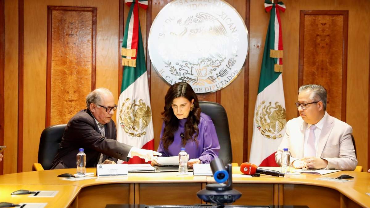 Kenia López Rabadán, presidenta de San Lázaro, recibió la iniciativa