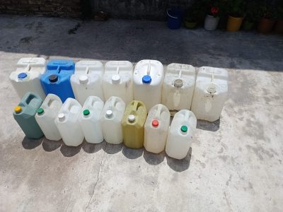 Transformá los bidones de plástico vacíos en este hermoso y práctico organizador para tu casa