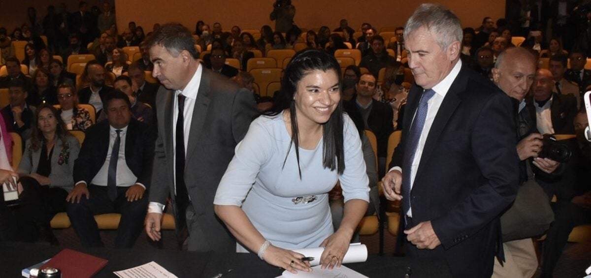 Vanina Merlo suscribe acta de juramento como Defensora General. Fuente: (Facebook)