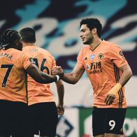 Raúl Jiménez se luce con golazo de volea ante el Burnley