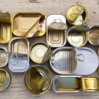 Si tenés latas de atún vacías, guardalas y creá este bonito proyecto para sacar las malas energías de tu casa