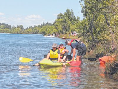 Villa El Chocón: prefectura rescató a una pareja de kayakistas