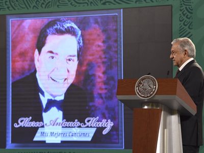 Con "Lamento Borincano", interpretada por Marco Antonio Muñiz, AMLO reconoce a migrantes por remesas