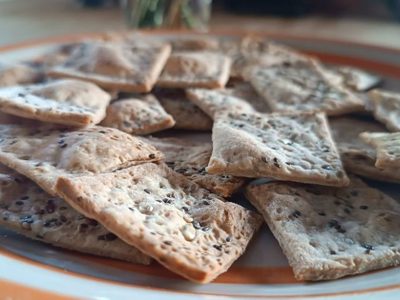Galletas saladas con cebolla de verdeo: si no querés una merienda dulce, probá esta receta ideal para picotear
