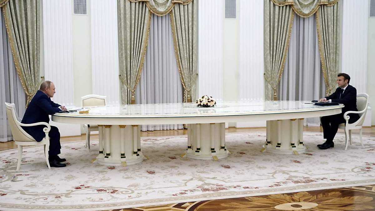 En distante encuentro de Putin y Macron