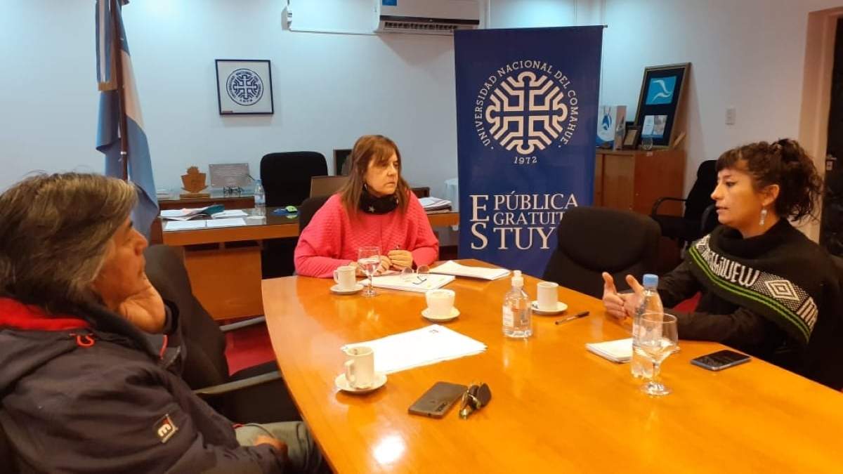 La rectora Beatriz Gentile y representantes mapuches. Fuente: (UNCo)