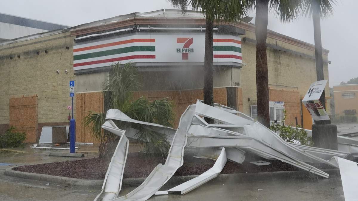 Un aparente tornado provocado por el huracán Milton arrancó el toldo de un establecimiento de la cadena 7-Eleven