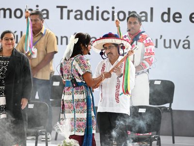 Entre porras a AMLO y Sheinbaum, indígenas entregan bastones a ministros electos de la Corte