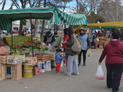 Feriantes de Plottier aseguran que trabajan en un espacio privado y que habían tenido el visto bueno de la Municipalidad